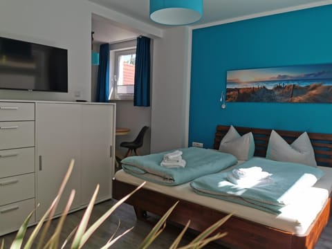 Bed, TV and multimedia, Photo of the whole room, Seating area, Bedroom