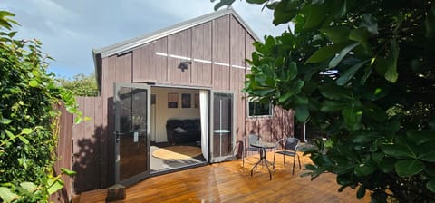 Property building, Patio, Garden, Balcony/Terrace, Seating area, Dining area, Garden view, Parking