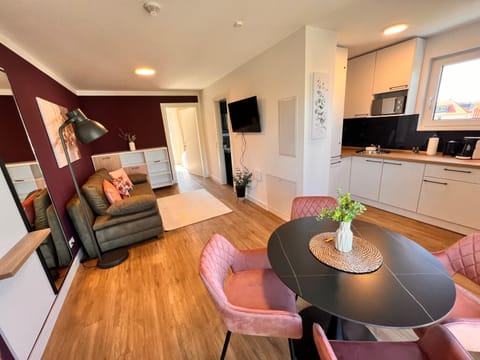 Kitchen or kitchenette, Living room, Seating area, Dining area