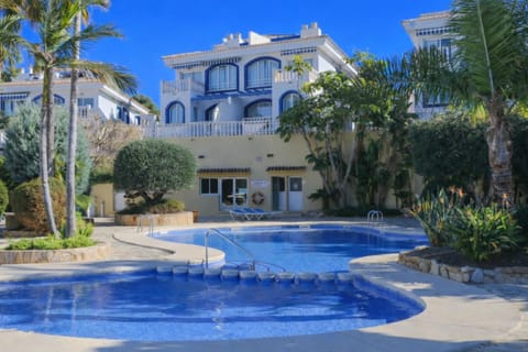 Property building, Day, Garden, Garden view, Pool view, Swimming pool