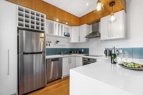 Coffee/tea facilities, dishwasher, oven, stove, kitchen