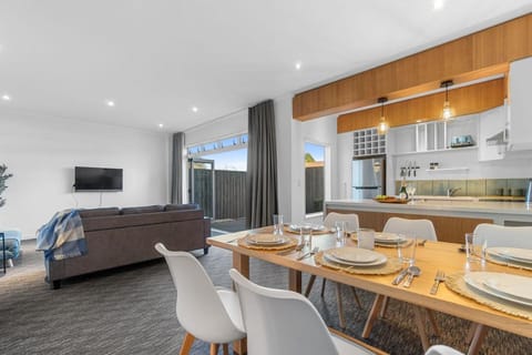 TV and multimedia, Living room, Dining area