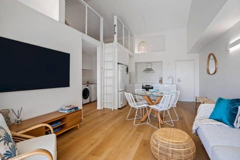 TV and multimedia, Kitchen or kitchenette, Living room, Seating area, Dining area