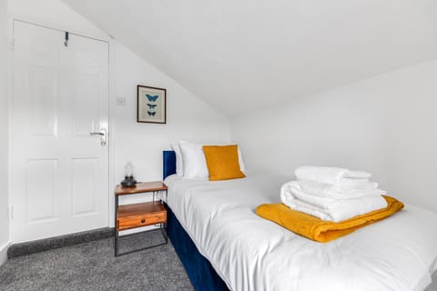 Bed, Bedroom, towels