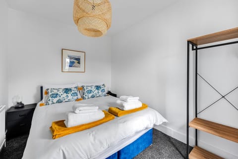 Bed, Bedroom, towels