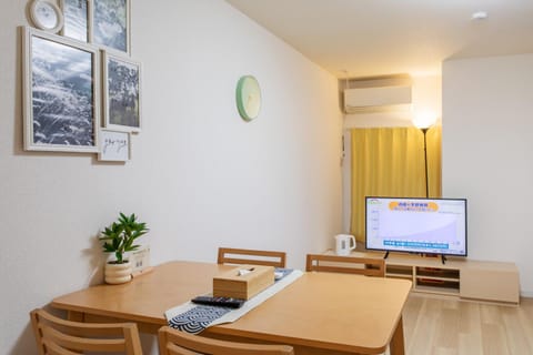 TV and multimedia, Living room, Seating area, Dining area, air conditioner