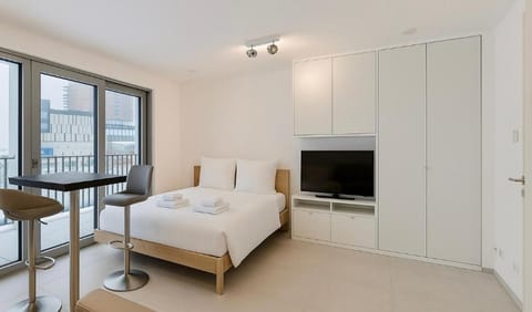 Bed, TV and multimedia, Seating area