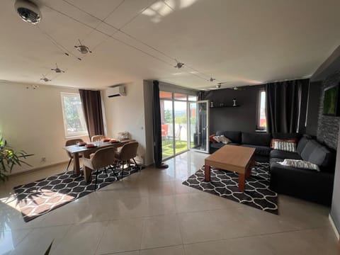 TV and multimedia, Living room, Seating area, Dining area, air conditioner