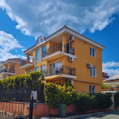 Property building, Facade/entrance, Day, Balcony/Terrace