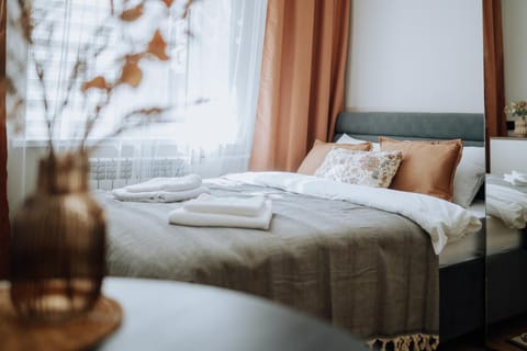 Bed, Photo of the whole room, Bedroom, towels