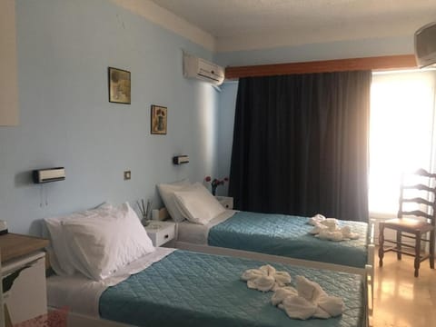 Photo of the whole room, air conditioner