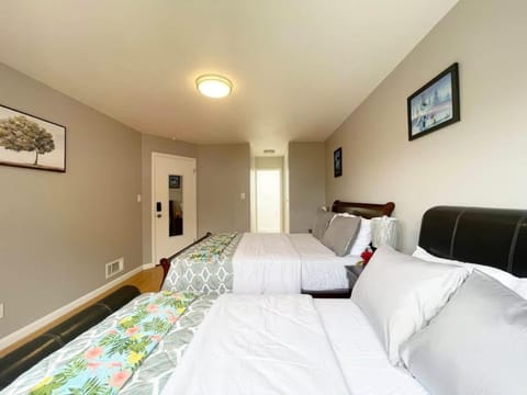 Spacious 5B 2 5ba House 4 Free Driveway parking House in San Francisco