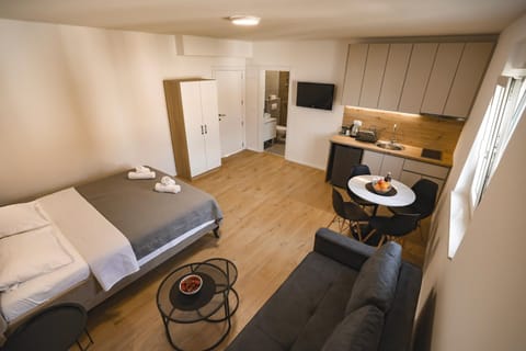 Bed, Kitchen or kitchenette, Seating area, Bedroom