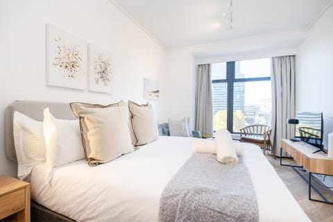 Bed, Seating area