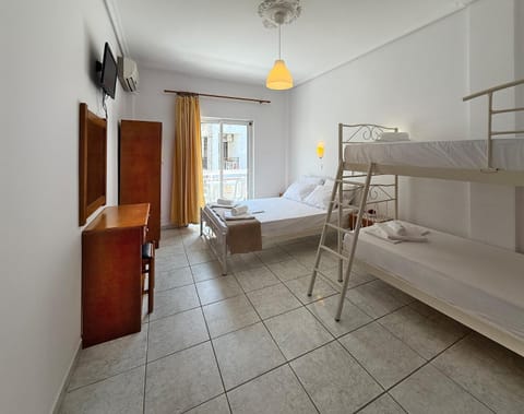 Bed, TV and multimedia, Photo of the whole room, Bedroom, bunk bed, towels