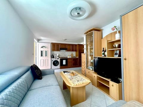 TV and multimedia, Kitchen or kitchenette, Living room, Seating area, Evening entertainment, washing machine