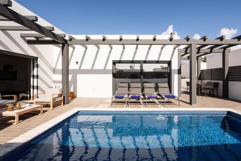 Pool view, Swimming pool, sunbed