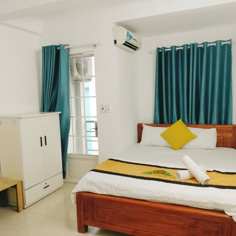 Bed, Photo of the whole room, Bedroom, wardrobe, air conditioner