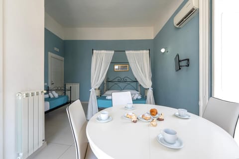 Dining area, Bedroom, Food