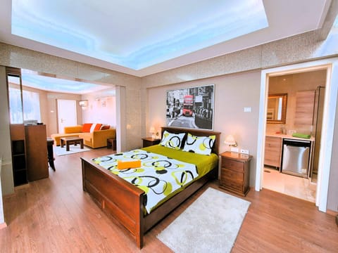 TV and multimedia, Living room, Photo of the whole room, Seating area, Bedroom