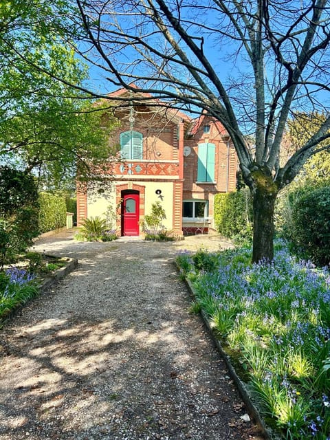 Property building, Facade/entrance, Spring, Garden, Garden view