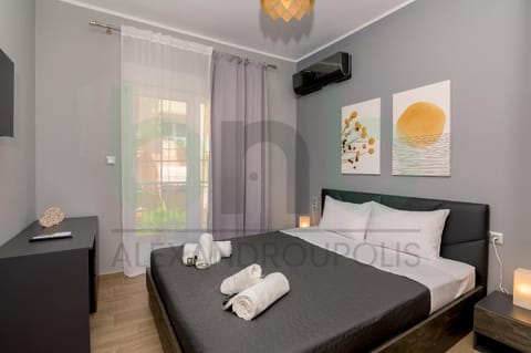 Bed, TV and multimedia, Photo of the whole room, Bedroom, towels, air conditioner