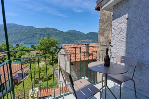 Natural landscape, View (from property/room), Balcony/Terrace, Dining area, Mountain view