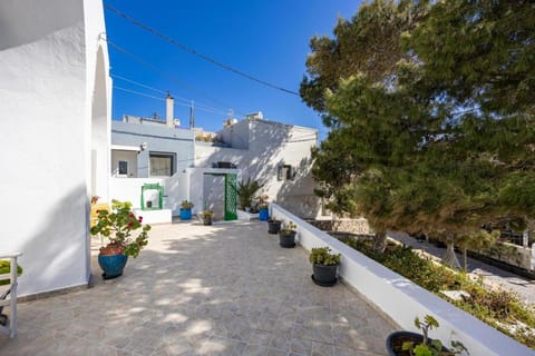 Property building, Facade/entrance, Spring, Day, Balcony/Terrace