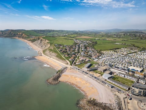 NEW Beachfront Apartment slps 4, West Bay, Dorset Apartment in West Bay, UK