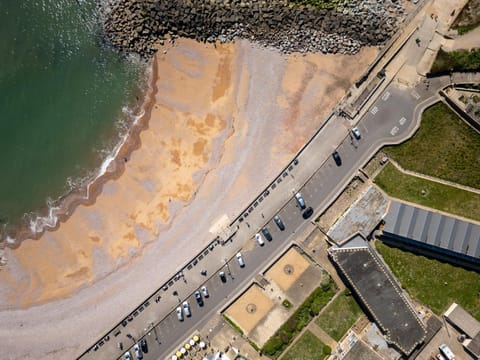 NEW Beachfront Apartment slps 4, West Bay, Dorset Apartment in West Bay, UK