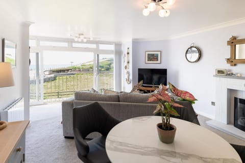 NEW Beachfront Apartment slps 4, West Bay, Dorset Apartment in West Bay, UK