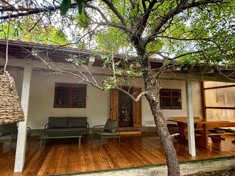 Property building, Day, Garden, Balcony/Terrace, Balcony/Terrace, Seating area, Garden view, Garden view