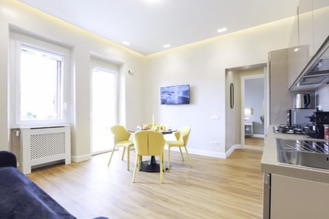 TV and multimedia, Kitchen or kitchenette, Living room, Seating area, Dining area