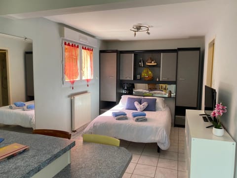 Bed, TV and multimedia, Photo of the whole room, Bedroom
