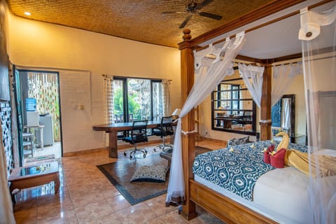 Bed, Living room, Photo of the whole room, Seating area, Dining area, Bedroom