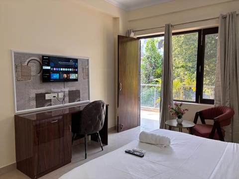Communal lounge/ TV room, Bed, TV and multimedia, Photo of the whole room, Evening entertainment, Bedroom, towels