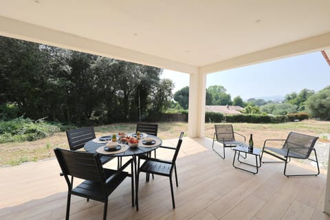 Patio, Day, Garden, View (from property/room), Balcony/Terrace, Living room, Seating area, Dining area, Garden view