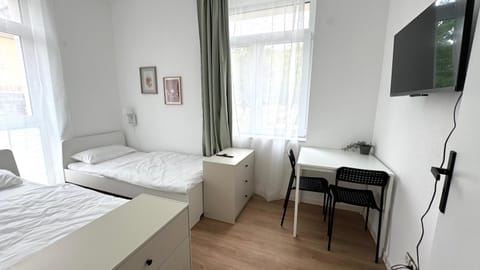 Photo of the whole room, Bedroom, wardrobe
