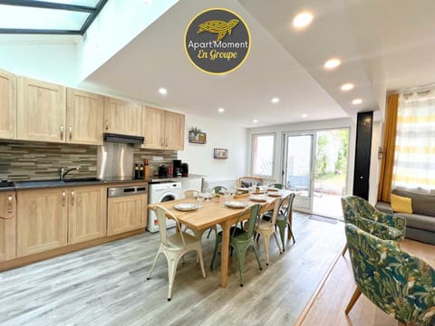 Kitchen or kitchenette, Dining area, oven, stove