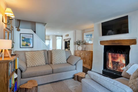 Communal lounge/ TV room, TV and multimedia, Living room, Seating area, Evening entertainment
