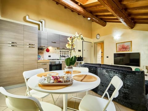 Kitchen or kitchenette, Dining area, Food