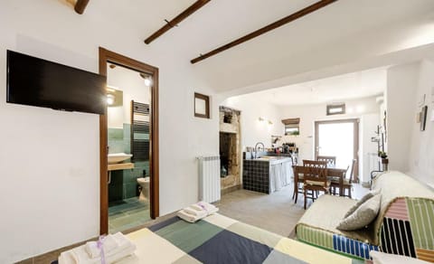 Communal lounge/ TV room, Bed, TV and multimedia, Kitchen or kitchenette, Living room, Photo of the whole room, Seating area, Dining area, Evening entertainment, Bedroom, minibar, oven, pet friendly