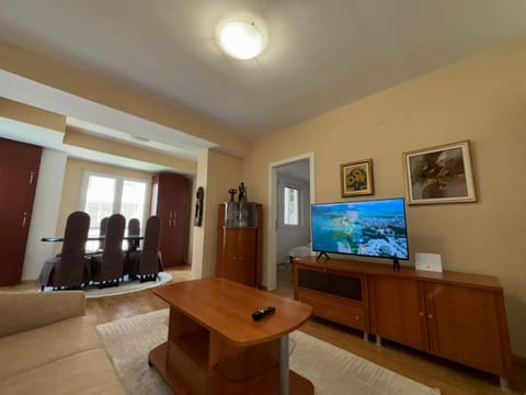 Communal lounge/ TV room, TV and multimedia, Living room, Seating area