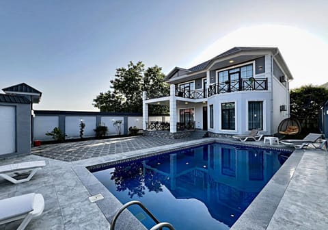 Property building, Patio, Day, Pool view, Swimming pool, sunbed