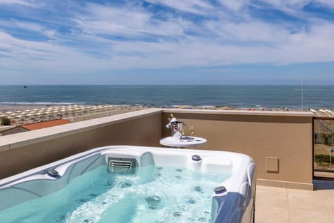 Natural landscape, Hot Tub, Balcony/Terrace, Pool view, Sea view