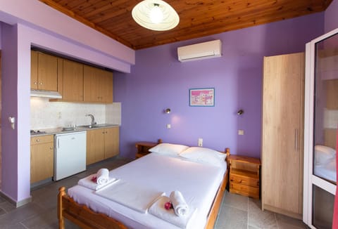 Bed, Photo of the whole room, towels, wardrobe, air conditioner
