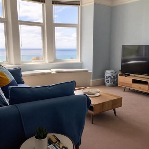 Natural landscape, Living room, Seating area, Evening entertainment, Sea view