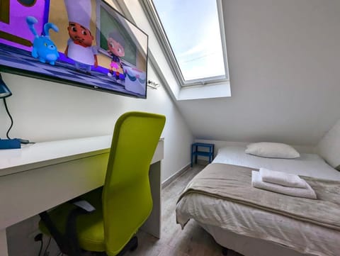Bed, TV and multimedia, Living room, Photo of the whole room, Seating area, Bedroom, hair dresser, towels