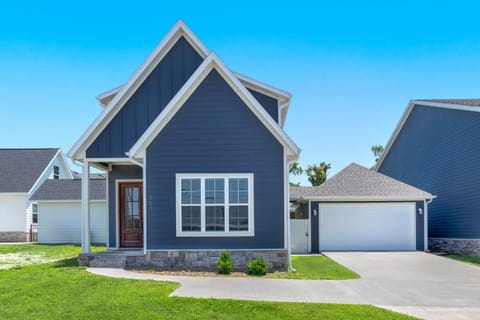 Downtown Flash-Half mi to Rogers Square-Sleeps 12 House in Rogers