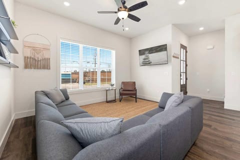 Downtown Flash-Half mi to Rogers Square-Sleeps 12 House in Rogers